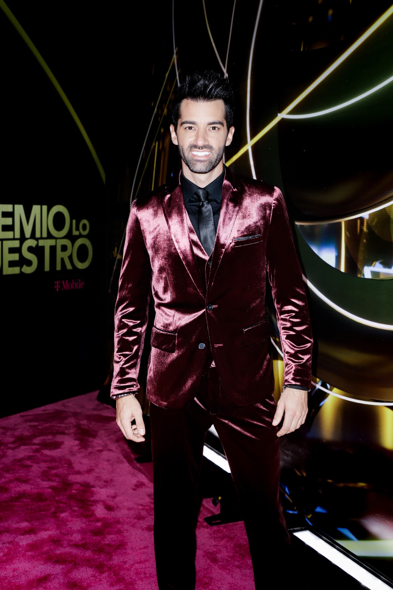 Toni Costa, el coach de baile de MQB All Stars, vistió un conjunto velvet en la noche especial para los músicos latinos.