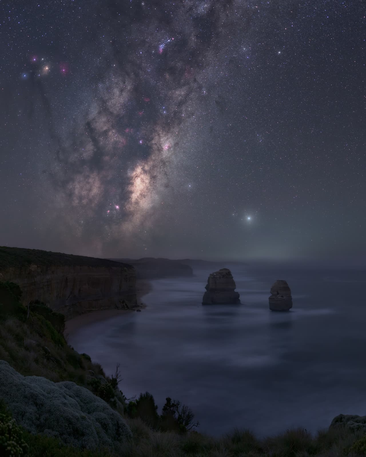 ‘Nyctophilia’, tomada desde Victoria, Australia.
<br>
<br>“Este increíble lugar siempre me ha asombrado, incluso antes de que me interesara la fotografía. Sus rocas, talladas por el insaciable batir del mar y el poderoso viento que azota la costa sur de Victoria, es sin duda el paisaje más emblemático de Australia”, explicó sobre esta imagen su autor. 
<br>
