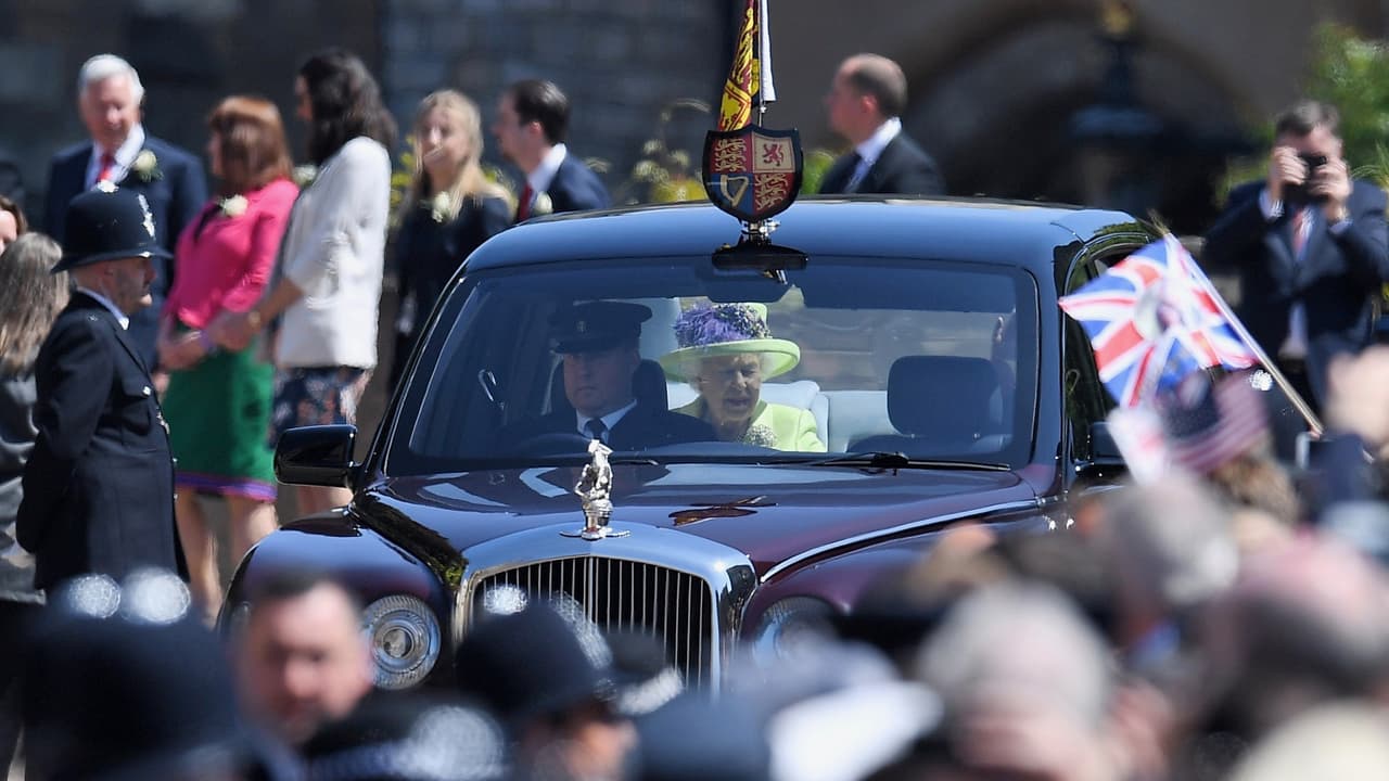 La reina Isabel II legó a la capilla de San Jorge a bordo de su limusina Bentley basada en el modelo Arnage. En esta imagen se puede apreciar un ornamento sobre la parrilla del vehículo que muestra a San Jorge, patrón protector de la familia real inglesa. A la reina le gusta modificar sus carros.