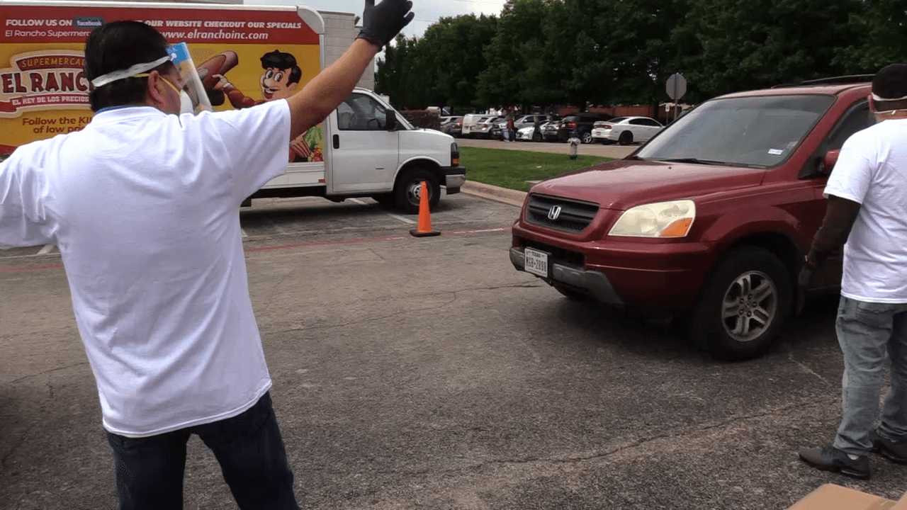 El sábado 25 de abril miles de familias recibieron productos básicos en despensas donadas por supermercado El Rancho en Dallas