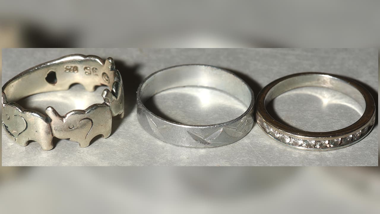 La joven víctima llevaba puestos tres anillos de plata.