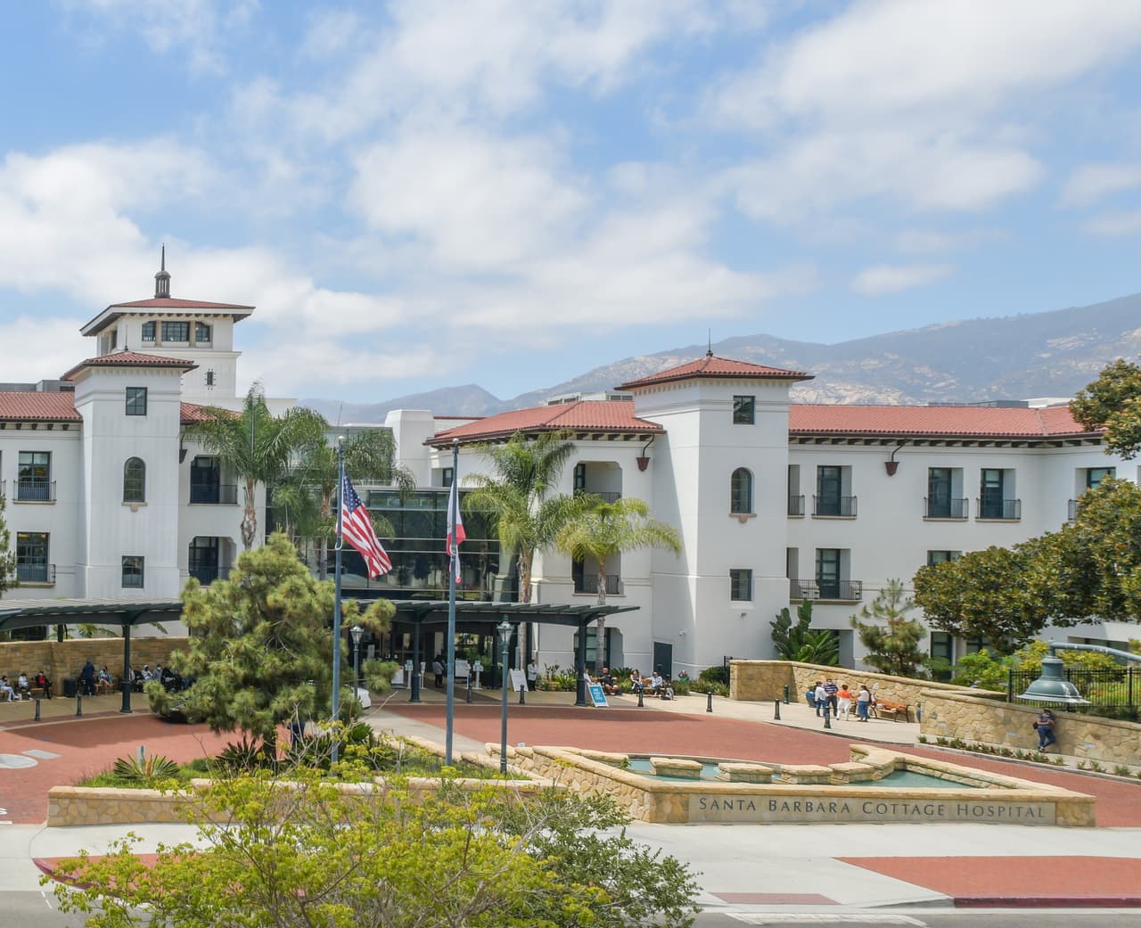 La arquitectura del hospital es de un estilo colonial español. Cada habitación tiene su red inalámbrica para internet, un monitor de video y un teclado para computadora. 
<br>