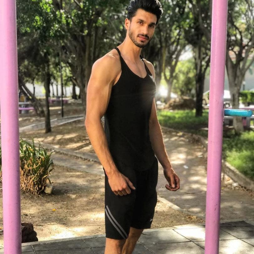 "Mi historia en el modelaje la considero motivante,
<b>inicié como un buscador de sueños</b>", agregó sobre su victoria en el concurso de belleza.
<br>