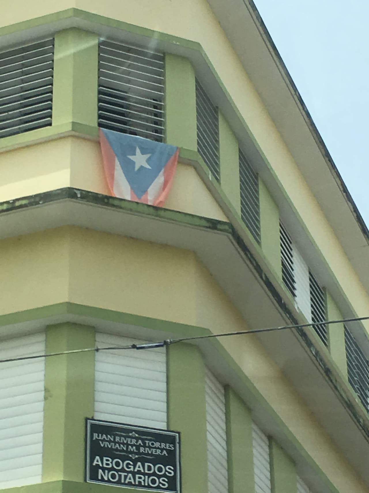 Pero la esperanza de un Puerto Rico mejor, sigue latente entre los boricuas de la Isla, que manifiestan su orgullo colgando su bandera en sus viviendas.