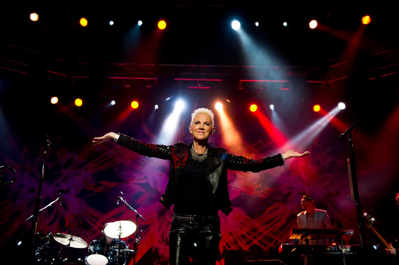"Con gran tristeza tenemos que anunciar que Marie Fredriksson, de Roxette, 
<b>falleció en la mañana del 9 de diciembre</b>, luego de una batalla de 17 años contra el cáncer".
<br>