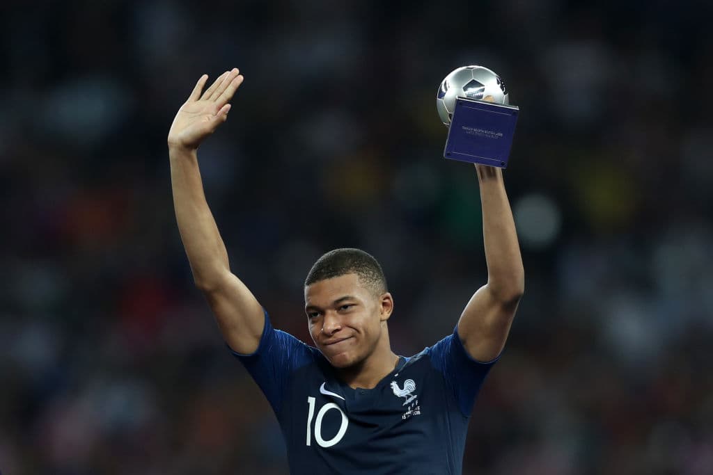El francés Kylian Mbappé ganó el premio al Mejor Jugador Joven del torneo. Con 19 años y 207 dias es el segundo jugador más joven en marcar gol y el cuarto en presencia en una final.