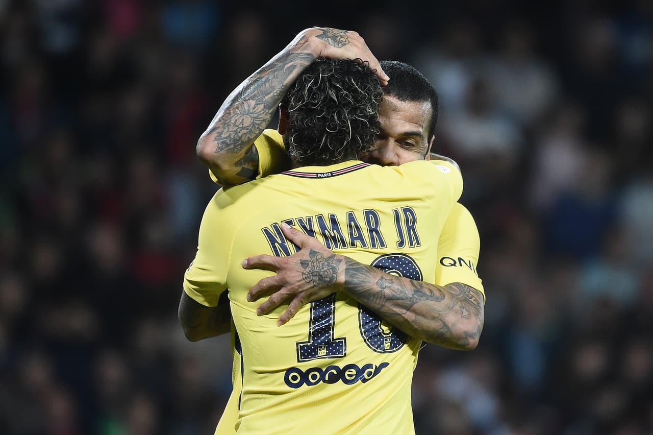 Genial ‘trolleo’ de Dani Alves al look de Neymar y Neres