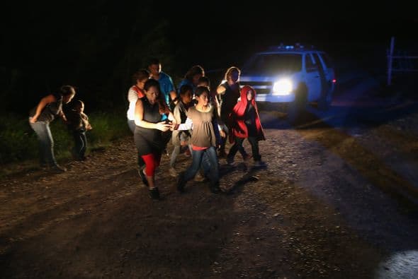 Aquí vemos a una familia de inmigrantes centroamericanos entregándose a la Patrulla Fronteriza en Mission, Texas, luego de haber cruzado la frontera.