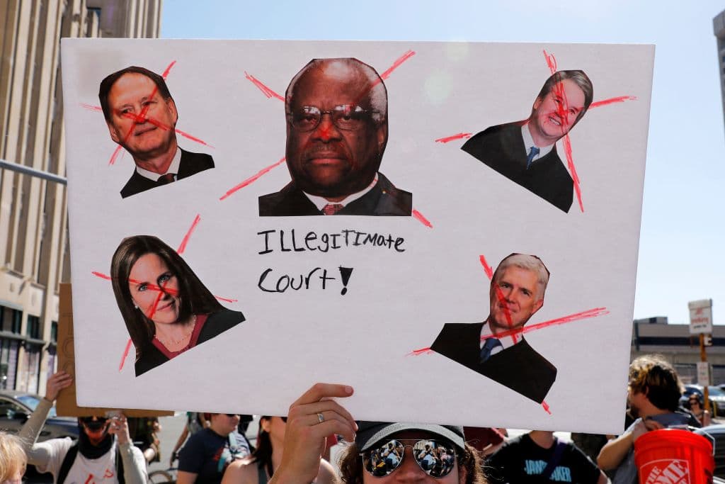 En Detroit, Michigan:
<b> "Corte Ilegítima". </b>
<br>
<br>Los activistas recuerdan que la actual configuración de la Corte Suprema se debe a que los republicanos en el Senado bloquearon al presidente Barack Obama de nombrar al juez que le correspondía en 2016 tras la muerte de Antonin Scalia, argumentando que era un año electoral. 
<br>
<br>Sin embargo, los mismos republicanos apresuraron el proceso para confirmar a Amy Coney Barrett faltando apenas semanas para la elección de 2020. Aquí puedes leer más para entender este tema:
<b> <a href="https://www.univision.com/noticias/elecciones-en-eeuu-2020/una-corte-suprema-al-gusto-republicano-como-hizo-mitch-mcconnell-para-aduenarse-de-las-nominaciones">Una Corte Suprema al gusto republicano: cómo hizo Mitch McConnell para 'adueñarse' de las nominaciones</a></b>
<br>