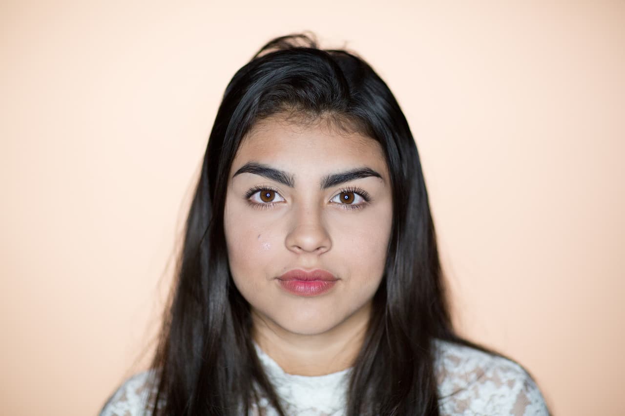 <b>Crianza remota. </b>Esta chica que prefirió no dar su nombre nació en Estados Unidos hace 16 años.
<b> <a href="https://www.univision.com/noticias/inmigracion/retratos-del-fin-de-la-compasion-hacia-los-inmigrantes-en-la-era-trump-fotos">Sus padres fueron deportados</a></b> y desde hace seis años están en Colombia. Desde entonces vive con su guardián, responsable también de otros hijos de deportados. “No quiero esperar hasta los 21 años para tratar de traerlos conmigo, me hacen mucha falta, queremos estar juntos”.