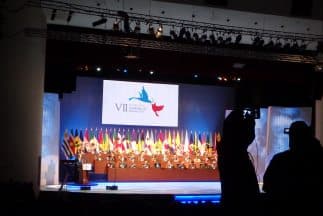 Un camarógrafo se hace un selfie en la oscuridad, durante la ceremonia inaugural de la VII Cumbre de las Américas.