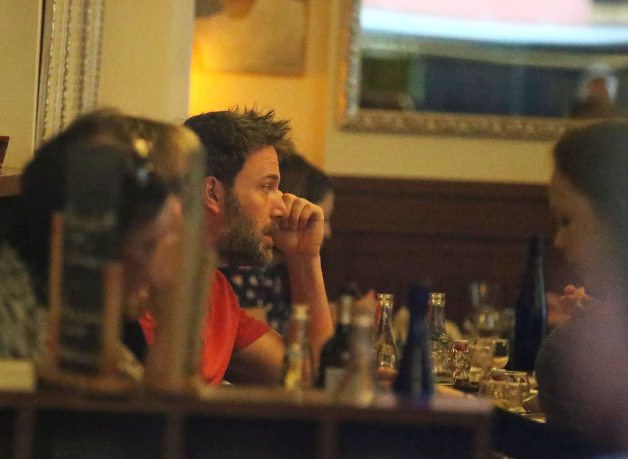 La pareja dejó a los niños con la niñera y tuvieron una romántica cena.