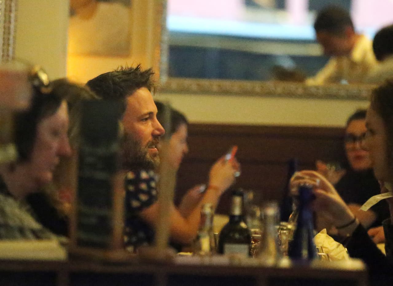 Estuvieron platicando por un buen rato y no faltaron las risas y los coqueteos.