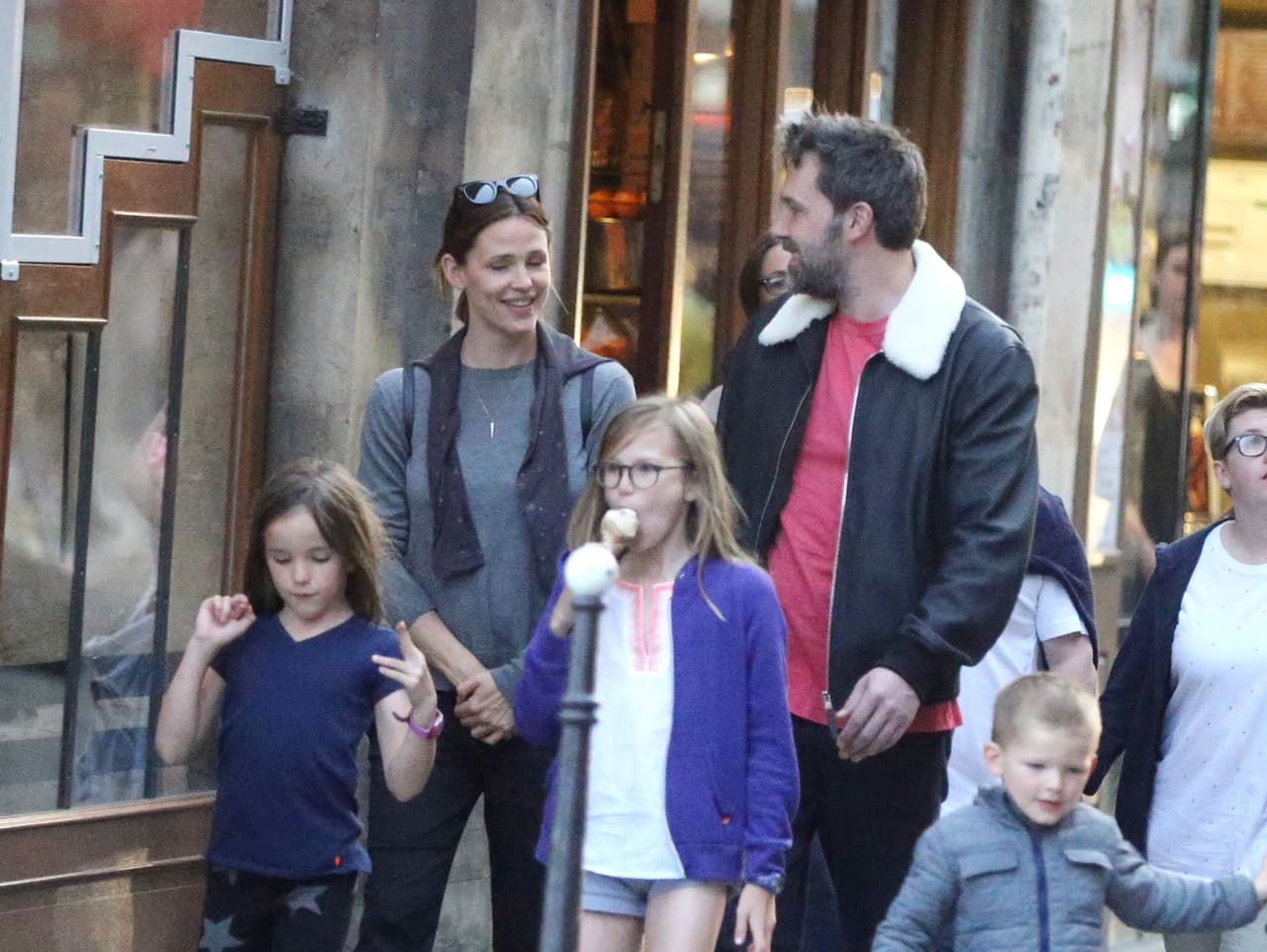 Y los actores lucen felices, sonrientes y ENAMORADOS.