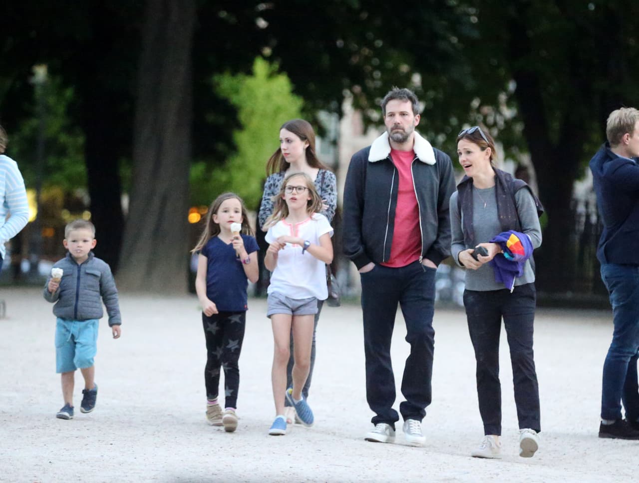 Comieron heladoy pasearon por la 'Ciudad de la Luz'.