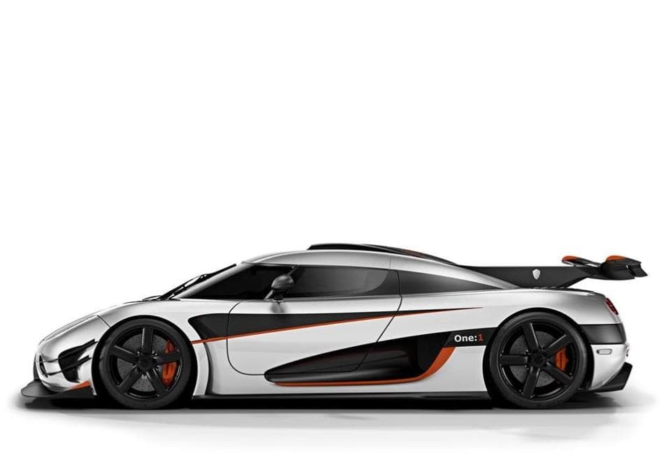 En la edición 2015 del 
<b>Monterey Car Week</b> el fabricante había presentado la edición limitada 
<b><a href="http://www.univision.com/noticias/koenigsegg/imagenes-del-koenigsegg-one-1-fotos" target="_blank">Koenigsegg One:1</a> </b>que vemos aquí. 
<b>Koenigsegg Automotive AB</b> es una empresa enfocada en el segmento premium, la cual comenzó operar en el año 1994 y que dispone de un plantel de empleados que ronda las 50 personas. En la actualidad su sede está ubicada en Ängelhom, en instalaciones que anteriormente pertenecieron a la Fuerza Aérea de Suecia.