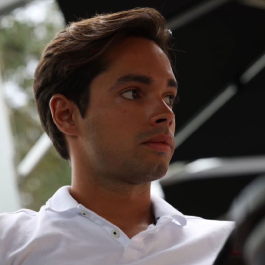 Otro joven integrante del palco es
<b>Carlos A.</b>, cubano residente de Miami, que se dedica a la hospitalidad y también es fotógrafo, pero lo más importante es que está en la espera de su alma gemela.