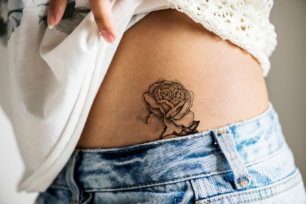 Que un artista haga un diseño muy microscópico o bien el símbolo de tu signo o una runa que tenga determinado significado para ti, pero en general, evita la cara para los tatuajes. Esto podría ser algo discreto para que parezca un lunar o un tercer ojo.