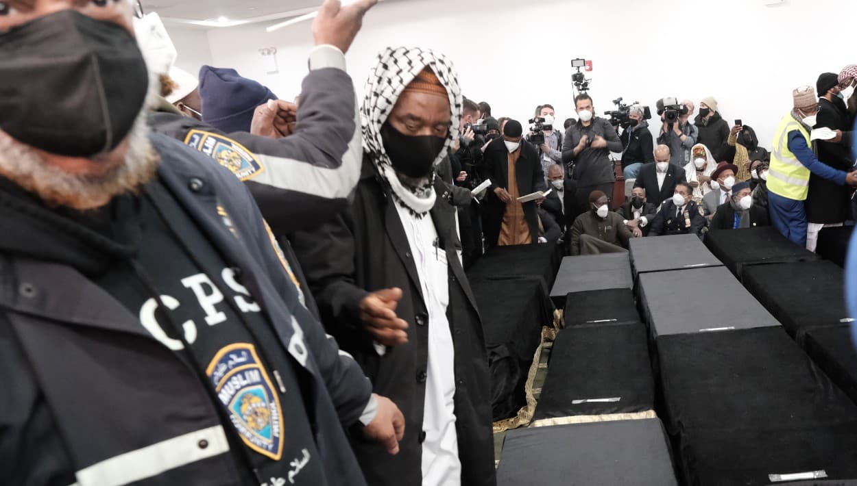 Una multitud acude al funeral de 15 de las víctimas del incendio en edificio del Bronx