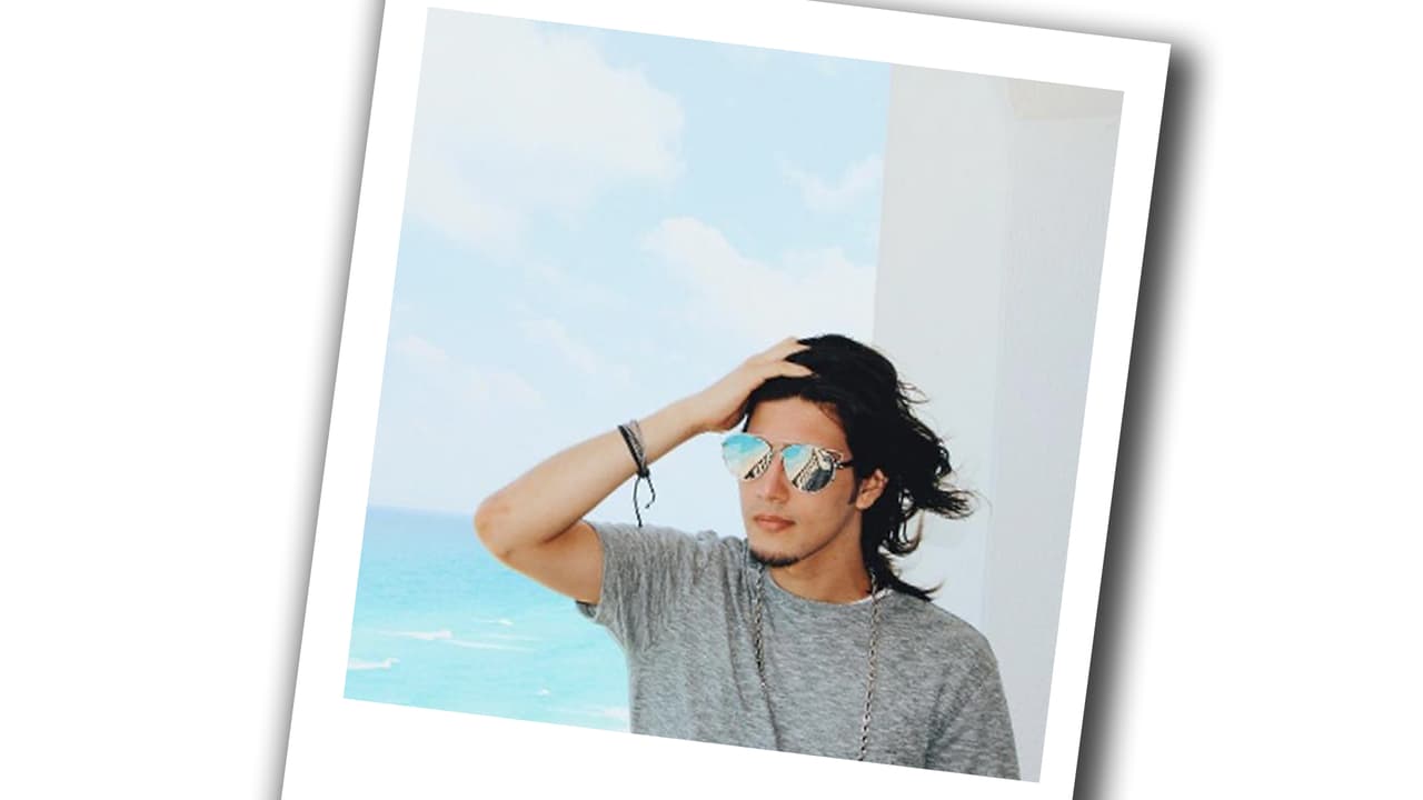 Hasta el mismo estilo de gafas de sol tienen.