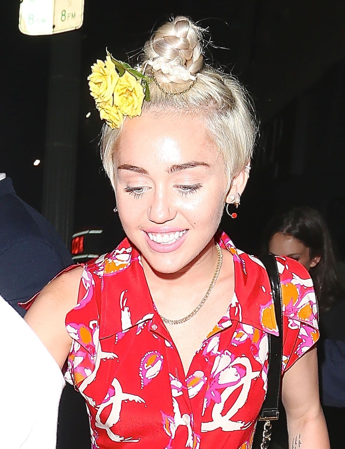 Si de hacer el ridículo se trata Miley Cyrus es ¡EXPERTA! No conforme con hacer polémicas declaraciones, adorna su cabello con extraños tocados y se peina de una forma nada 'nice'.