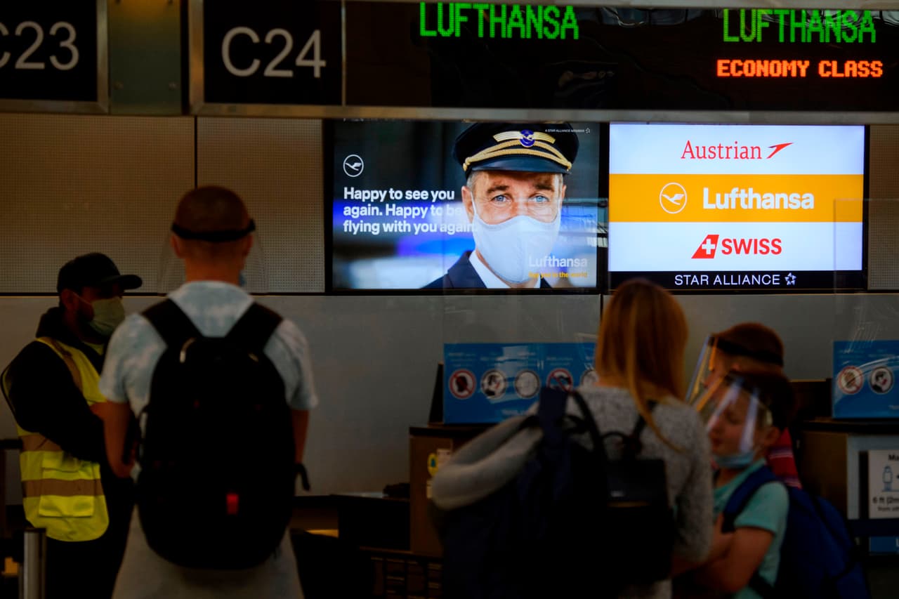 La nueva guía de seguridad de los CDC indica que ya no tendrá que hacerse la prueba del coronavirus ni entrar en cuarentena cuando regrese de su viaje dentro del territorio nacional si está vacunando contra el coronavirus.