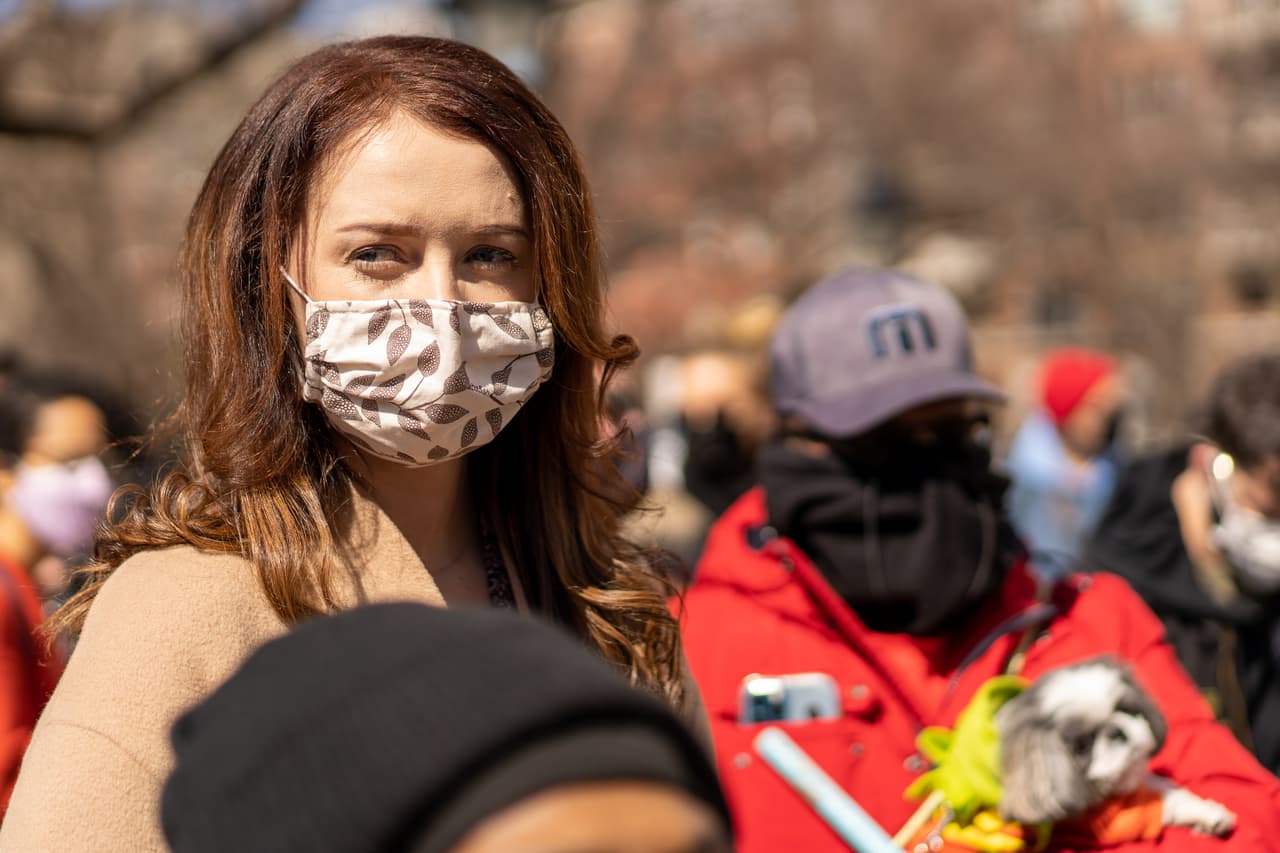 <a href="https://www.univision.com/radio/la-gozadera-show-new-york/acusan-a-andrew-cuomo-de-acoso-sexual-y-de-hasta-besar-sin-consentimiento-a-exempleada-video">Lindsey Boylan</a>, candidata a la presidencia del distrito de Manhattan y ex asesora de Andrew Cuomo, que fue la 
<a href="https://www.univision.com/local/nueva-york-wxtv/exasistente-detalla-acoso-sexual-por-parte-de-cuomo-pero-el-niega-las-acusaciones">primera mujer en acusar públicamente al gobernador</a> de acoso sexual, se unió a un grupo de personas que este sábado pidieron la dimisión del gobernador por diferentes cuestiones, incluidas las acusaciones de conducta inapropiada.