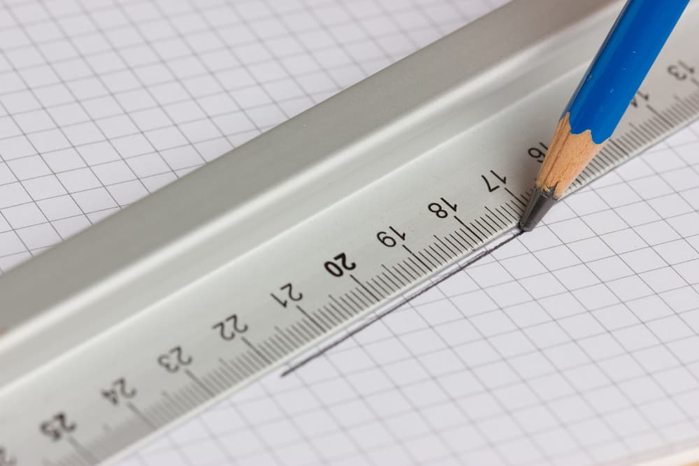 El número áureo se conoce como un resultado, una proporción entre dos segmentos de una línea recta. Es una verdadera construcción geométrica que podemos entenderla fácilmente. Imagínate una línea recta que dividimos en dos segmentos. Uno de ellos será el doble del otro, así de sencillo.