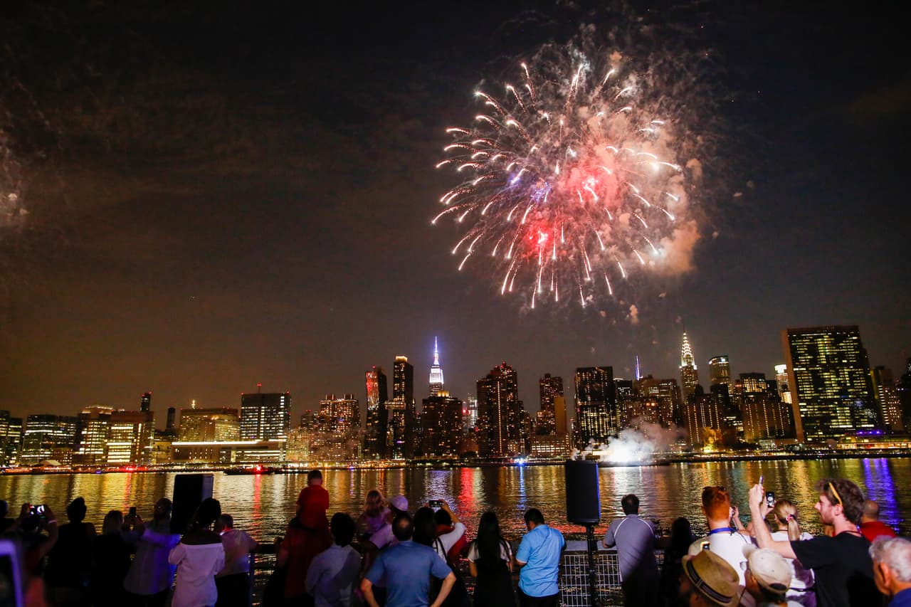 Los espectadores del evento disfrutan del colorido y toman fotos.