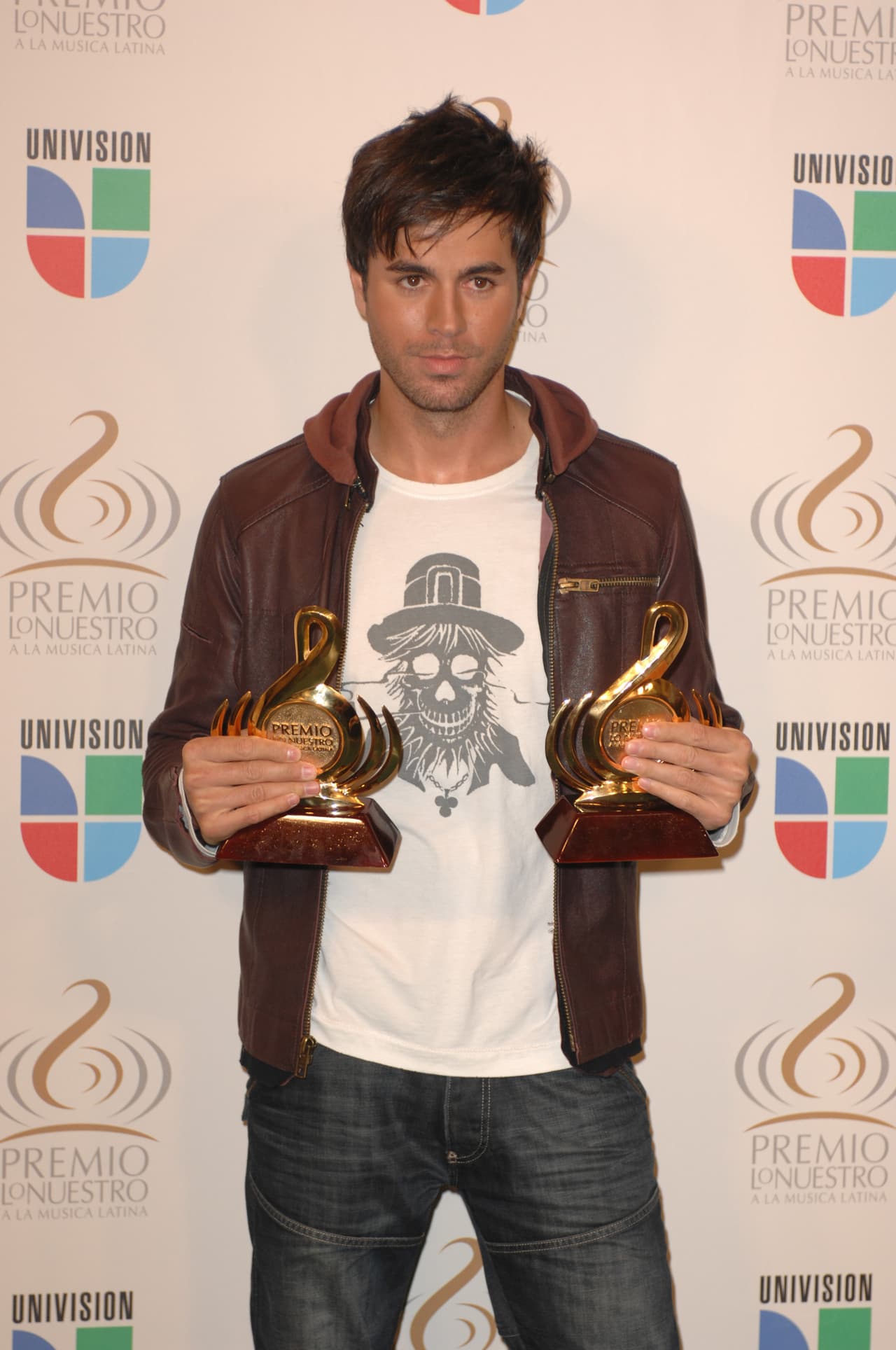 En su entrevista con El País, Enrique Iglesias recordó que 
<b>“a los 18 años" se separó de su familia</b> por completo, pues era su única forma de poder hacer música. "Y fue difícil [...] No empecé a tener contacto con él (su papá) hasta que falleció mi abuelo (2005). Son muchos años. 
<b>Sufrí mucho</b>”.