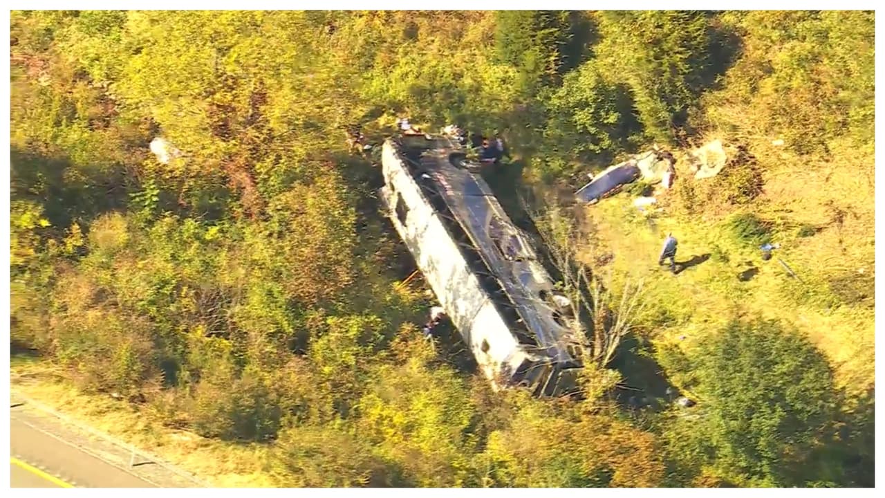 <b>Al menos dos adultos murieron y decenas de pasajeros resultaron heridos tras el aparatoso accidente</b>. Los fallecidos son una profesora de 77 años y la directora de una banda musical, de 43.