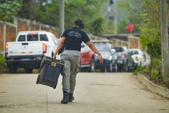 Hallan 8 fosas con al menos 14 cadáveres en la casa de un expolicía arrestado por feminicidio