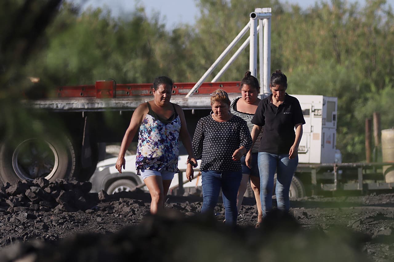 Segun informó el gobierno de Coahuila en un comunicado, el accidente ocurrió cuando los hombres 
<b>“toparon con un área contigua llena de agua, que al derrumbarse provocó una inundación</b>, dejando atrapado a un grupo de mineros”.