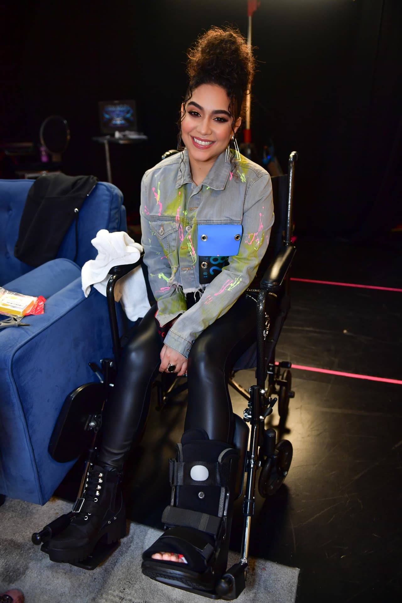 Este domingo descubrimos a la primera lastimada del show: 
<a href="https://www.univision.com/shows/reina-de-la-cancion/jessica-nunez-la-primera-lastimada-de-reina-de-la-cancion-fotos" target="_blank">Jessica Núñez</a>, quien se fracturó el dedo más pequeño del pie.