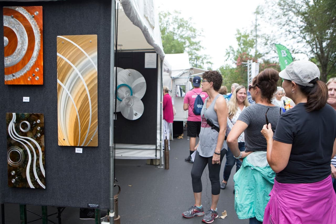 <b><a href="https://www.townofcary.org/recreation-enjoyment/events/festivals/lazy-daze-arts-and-crafts-festival">Lazy Daze Arts and Crafts Festival (27 y 28 de agosto)</a></b>. El festival presenta a más de 300 artistas de 16 estados, tiene múltiples escenarios de música en vivo, una cervecería al aire libre y muchos camiones de comida para mantener a todos felices.