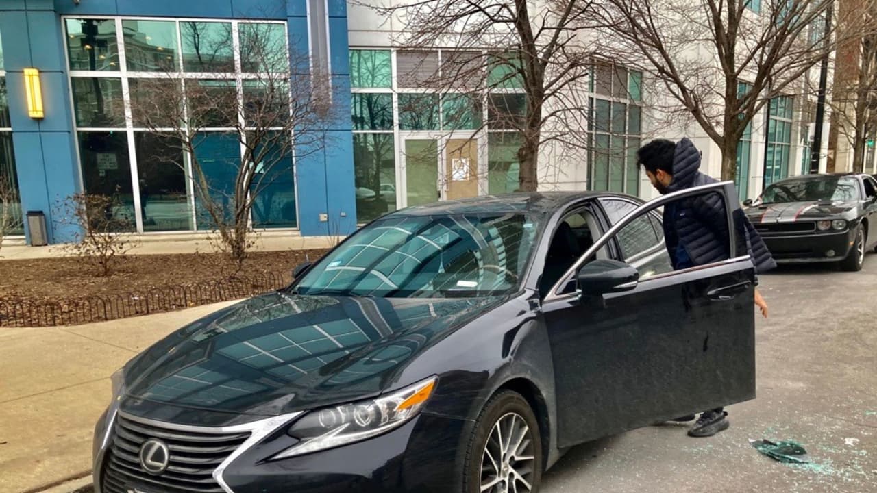 Dueños de vehículos despertaron con la noticia de sus carros destrozados.