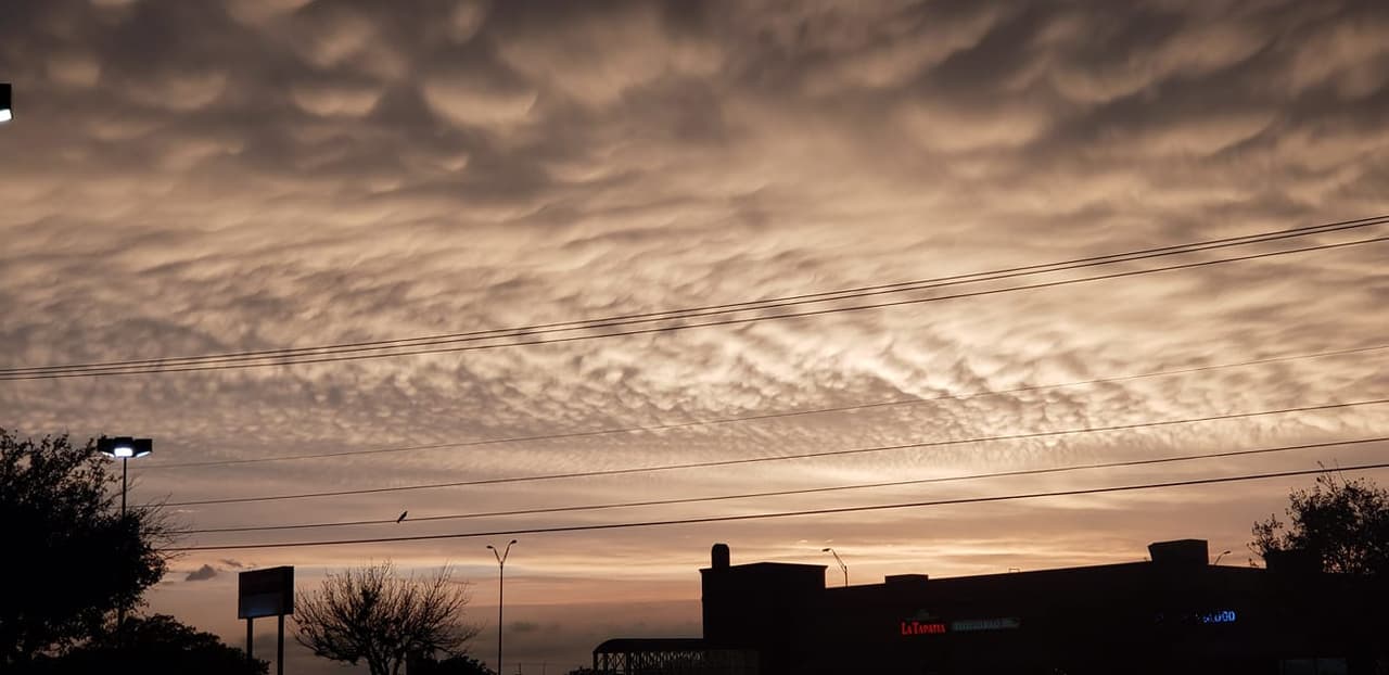 Según el glosario de meteorología de la Sociedad Meteorológica Estadounidense, las nubes mammatus consisten en "protuberancias colgantes, como bolsas, en la superficie inferior de una nube".