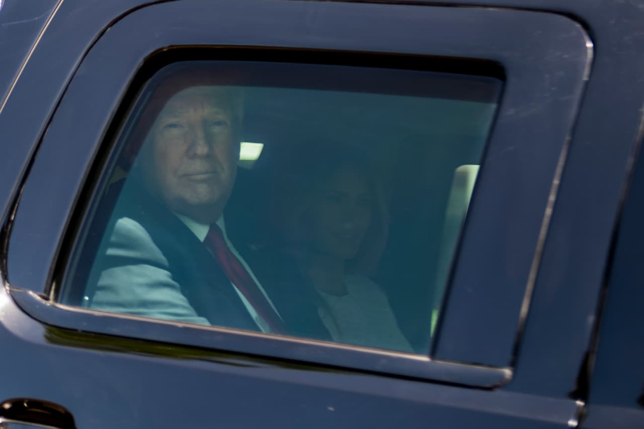<b>Día 87/Abril16:</b> Donald Trump y la Primera Dama Melania Trump salen del servicio de Pascua en la Iglesia de Bethesda-by-the-Sea, en Palm Beach. 
<b><a href="https://www.univision.com/noticias/politica/trump-vuelve-a-mar-a-lago-por-pascua-esta-tomando-mas-vacaciones-que-obama">El presidente ha pasado en Mar-a-Lago 25 días de un total de 88 en el cargo, es decir cerca de un tercio de su aún breve mandato</a></b>.