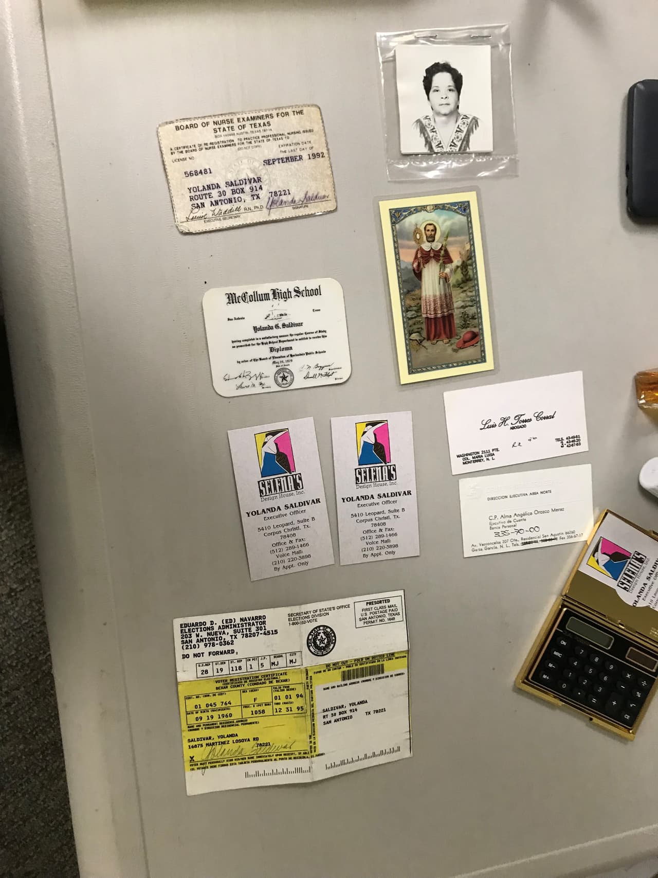 En medio de los papeles de Saldívar, afloró un certificado de regristro de votación con la firma de la asesina, que nació el 19 de septiembre de 1960 y quien podrá solicitar la libertad condicional el 1 de abril de 2025.