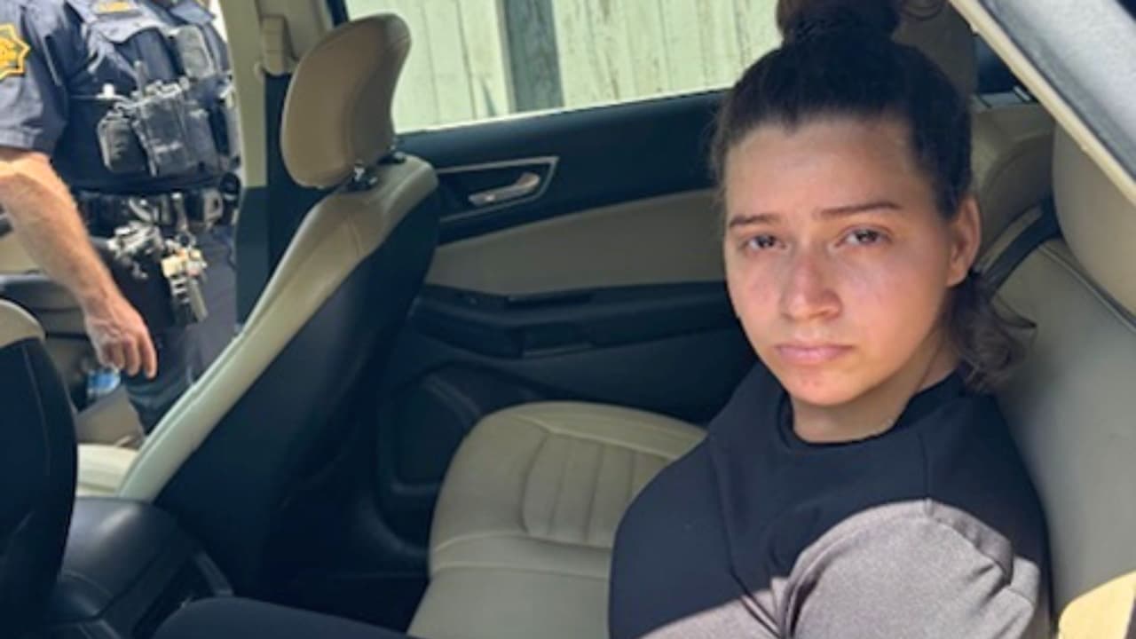 <a href="https://www.ice.gov/" target="_blank">El Servicio de Control de Inmigración y Aduanas (ICE) </a>confirmó que 
<b>Daikerlyn González González y Maikel Coello Perozo enfrentan procesos de deportación por estar en el país sin estatus legal</b>.
<br>
<br>Ambos tienen órdenes de detención migratoria tras su arresto en Dallas. González González 
<b>cruzó ilegalmente la frontera en septiembre de 2023</b> y fue liberada con una cita migratoria. Maikel Coello Perozo 
<b>entró sin permiso en enero de 2023</b> por un puerto de entrada y también fue liberado en espera de audiencia.