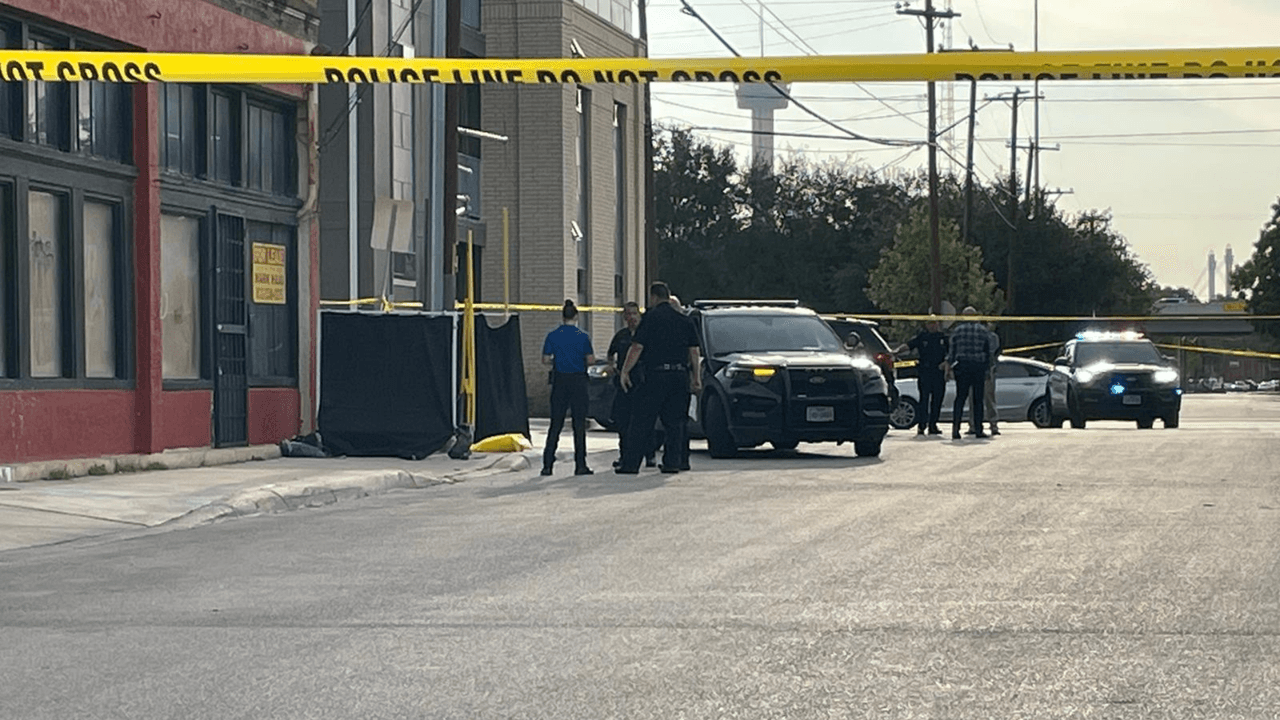 Encuentran un cuerpo al oeste del centro de San Antonio y la policía investiga