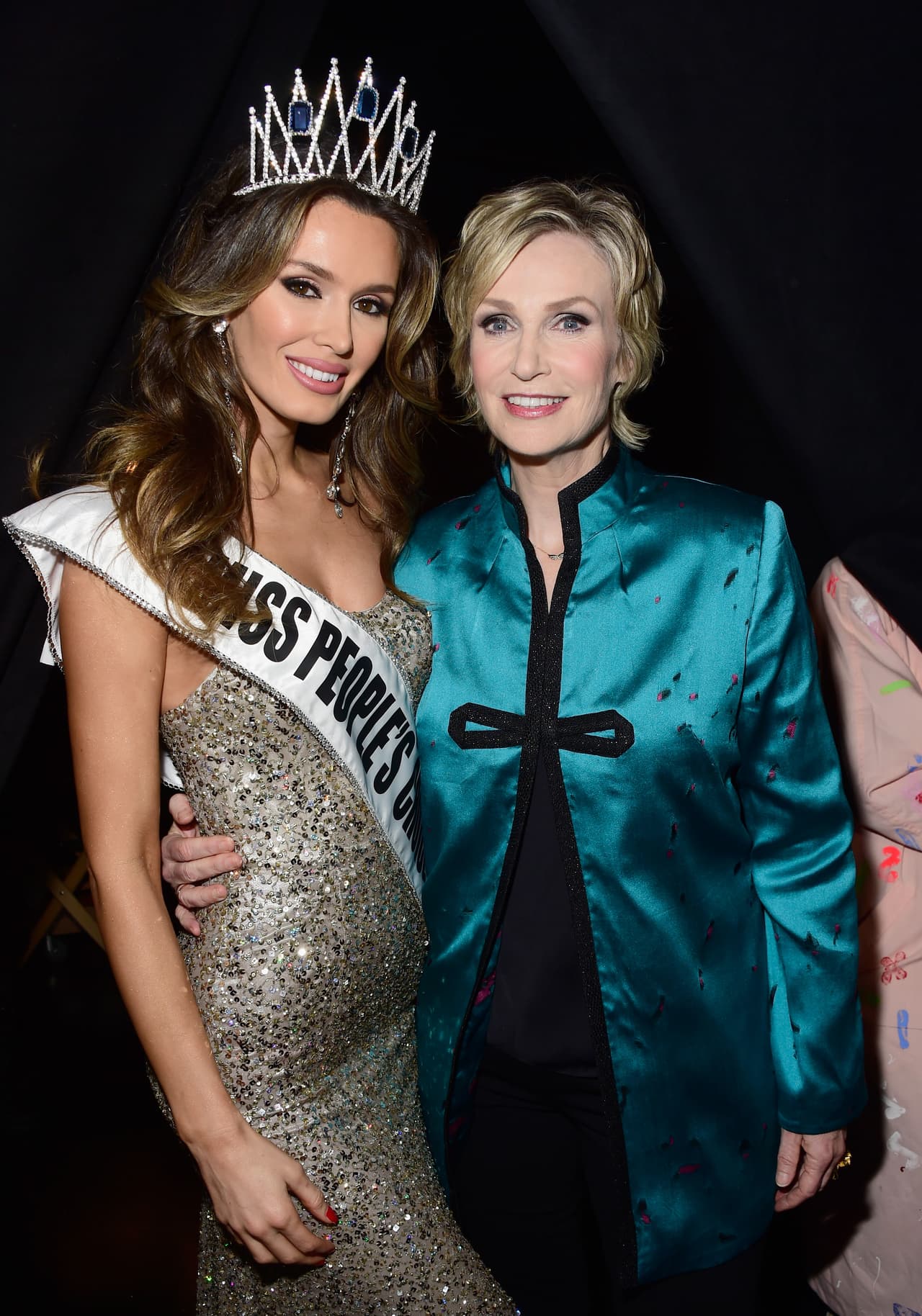 Pero luego salió al escenario otra vez Lynch para decir que se equivocó - ¡la ganadora era Miss Colombia!