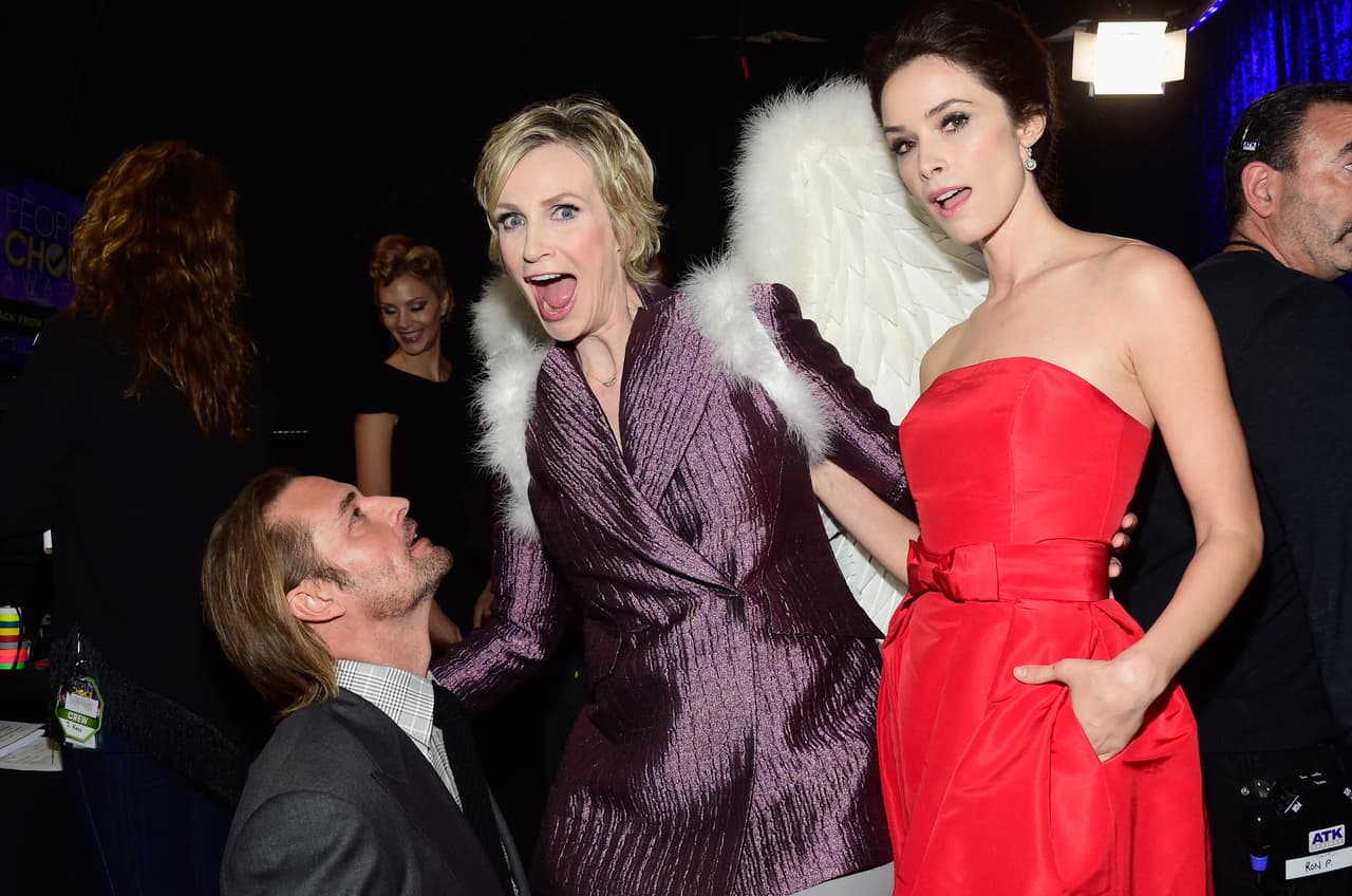 Jane Lynch bromeando con unas alas de ángel.