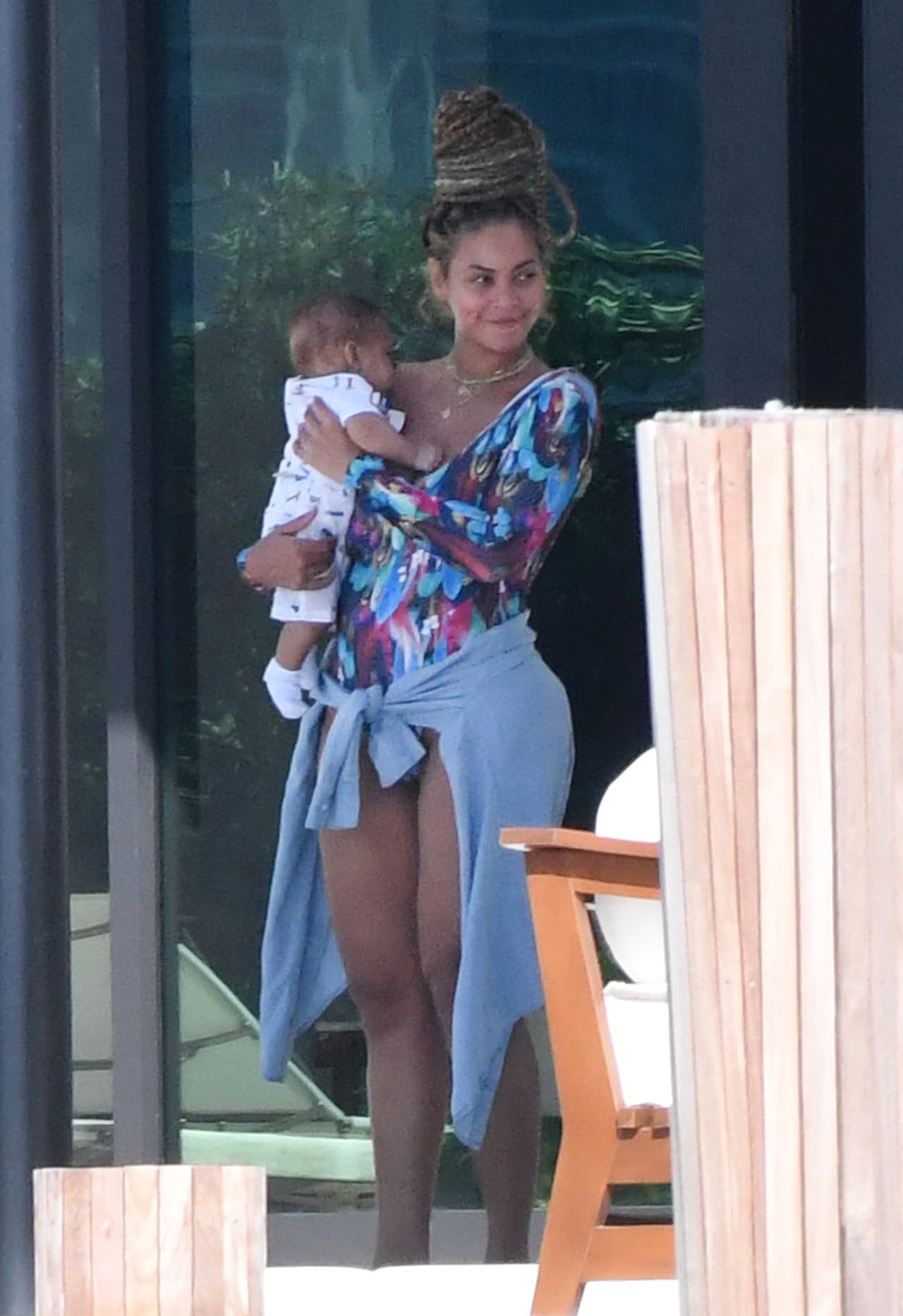 La cantante Beyoncé fue captada al lado de sus mellizos, Rumi y Sir Carter, mientras descansaban en Miami, lugar donde su esposo, el rapero Jay Z, se presentó.
