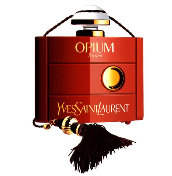 <h3> Opium (1977) </h3>Su lanzamiento levantó gran polémica. Su aroma especiado y exótico evocaba una provocativa sensualidad. Su escandaloso nombre desató acusaciones contra Yves Saint Laurent, afirmando que además de aprobar el uso de drogas, el diseñador ignoraba la 
<a href="http://el-mejor.com/perfumes/del-mundo/ ">adicción</a> que el opio había generado en China. Si entonces el escándalo aumentó las ventas, hoy la fragancia sigue siendo un gran éxito. 
<br>