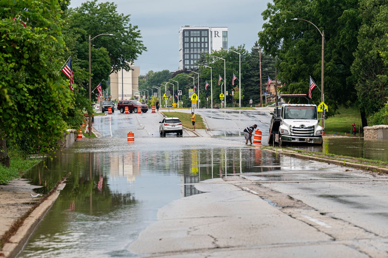 Además, las inundaciones repentinas obligaron a cancelar
<b> el último día de la Feria Estatal de Wisconsin en West Allis,</b> así como los campeonatos nacionales de sprint y paratriatlón organizados por 
<b>USA Triathlon en Milwaukee</b>, eventos que atraían a miles de participantes y espectadores 
<b>de distintos puntos del país.</b>
