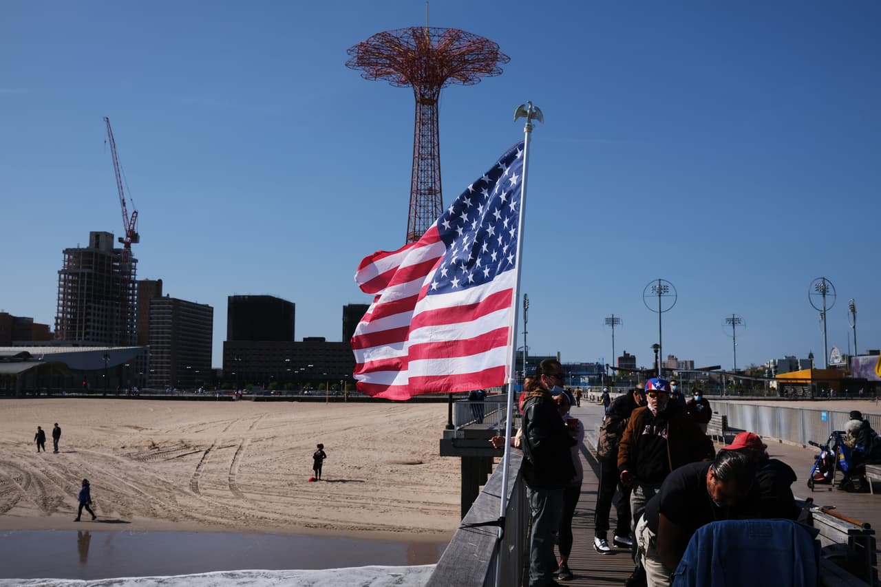 Observen las señales, las banderas , los sistemas en cada playa. Las banderas rojas significan condiciones peligrosas como fuertes corrientes de resaca y que no se permite entrar al agua.