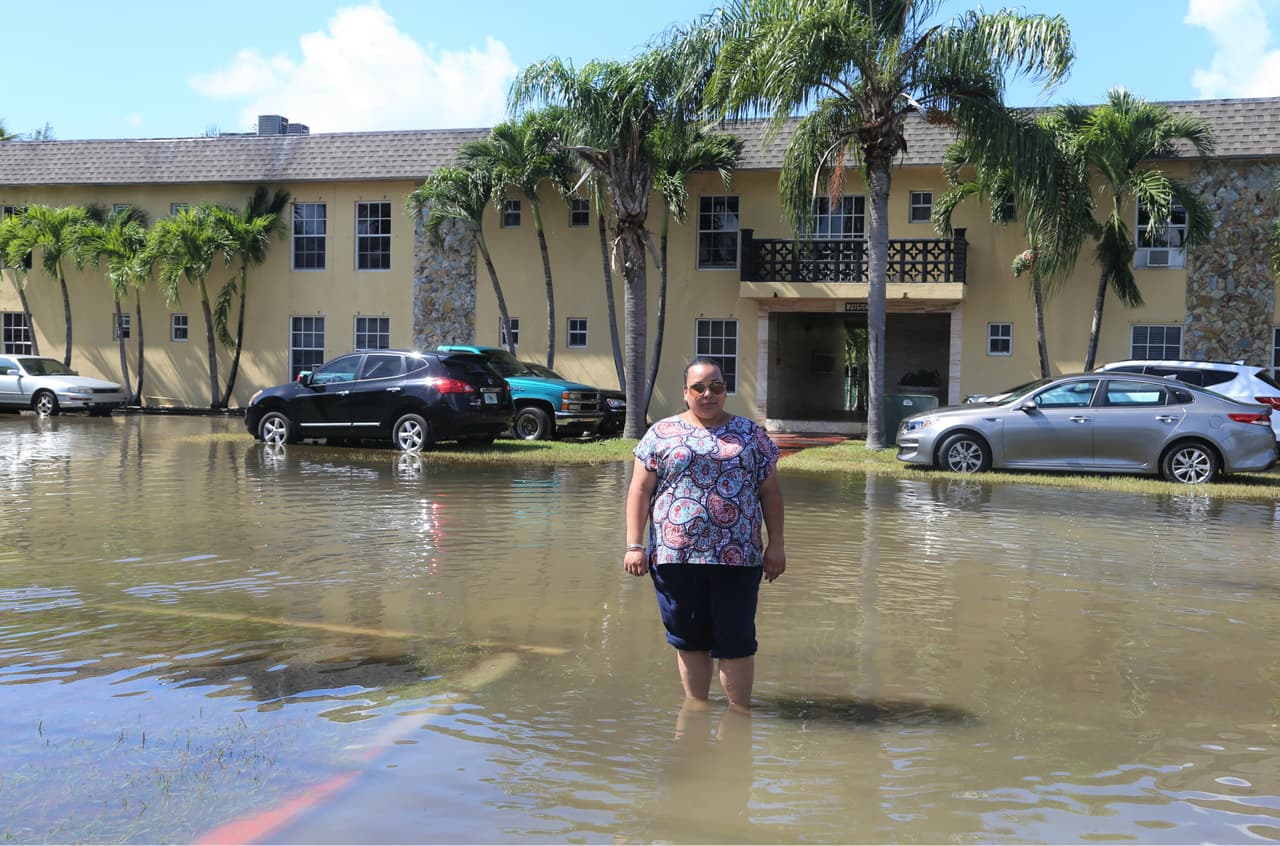 Karina Castillo, activista de Mom's Clean Airforce, parada en medio de la inundación en Shorecrest, Miami.