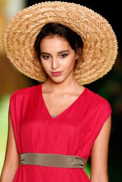 Apuesta por uno de ala ancha: Los sombreros de alas XXL están súper de moda.