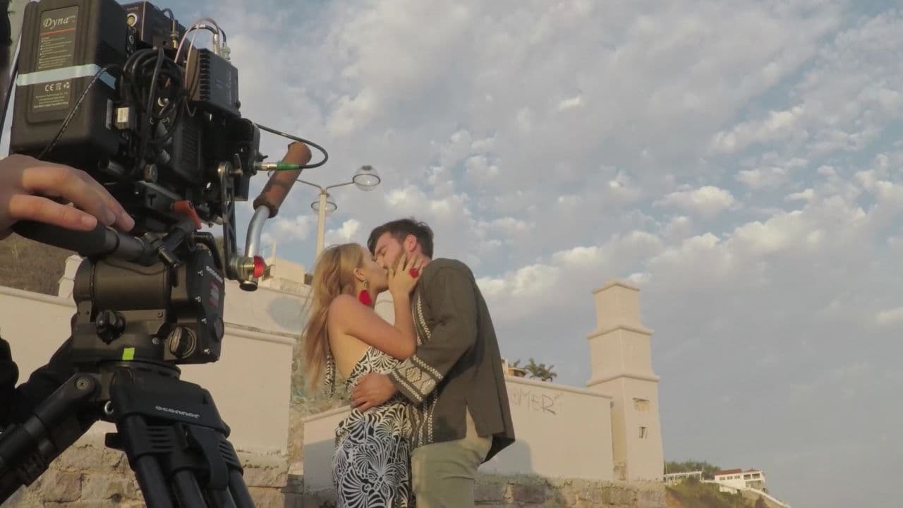 Todo se conjuntó para hacer un clip de calidad, el clima, el mar, la música de banda y el amor siempre presentes.